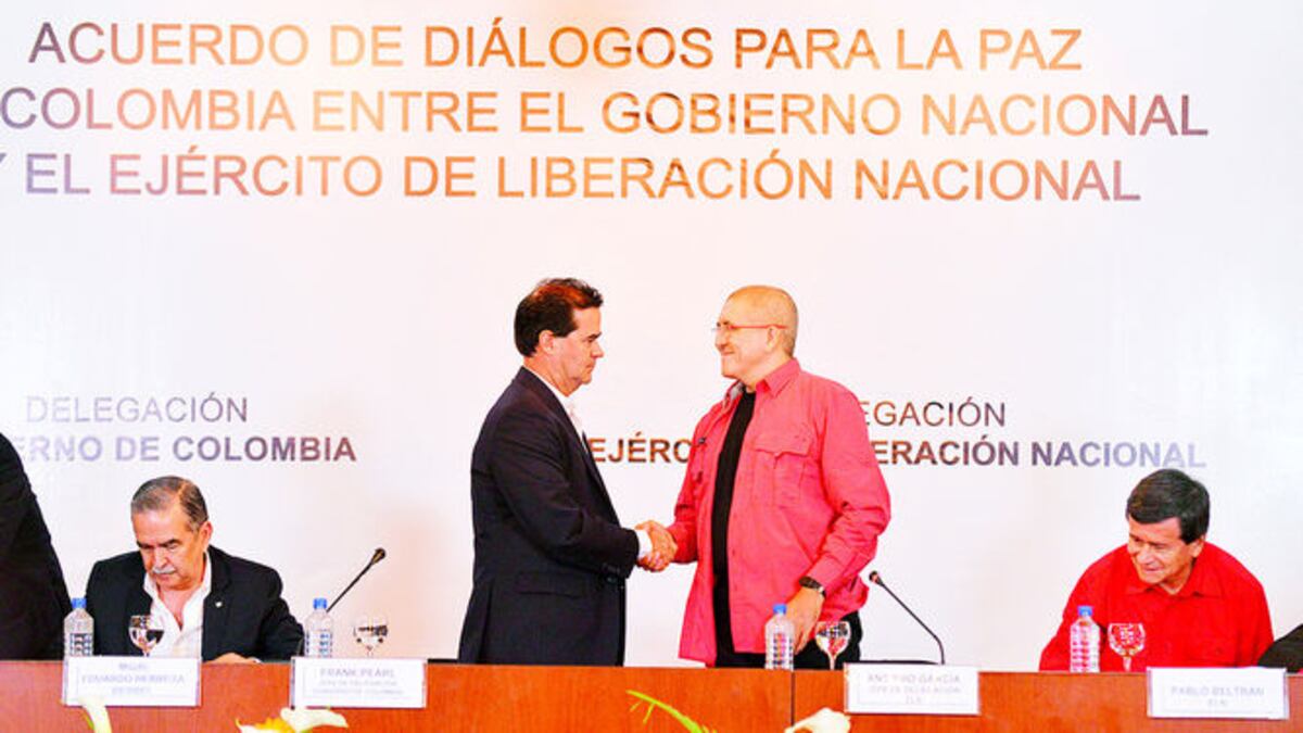 Un apretón de manos entre los negociadores Frank Pearl (Izq.) por el Gobierno colombiano y Antonio García (Der.) por el ELN, selló el inicio de las conversaciones de paz ayer en Cara