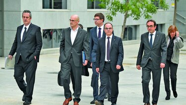 Dictan prisión a ocho dirigentes catalanes