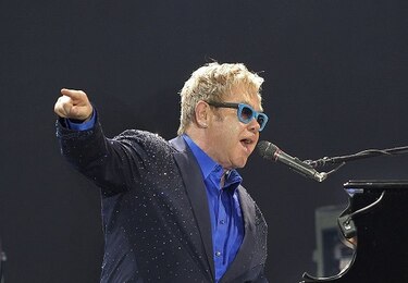 Elton John despliega virtuosismo en segundo concierto en España