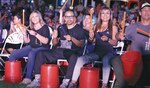La luna llena, al son del tambor