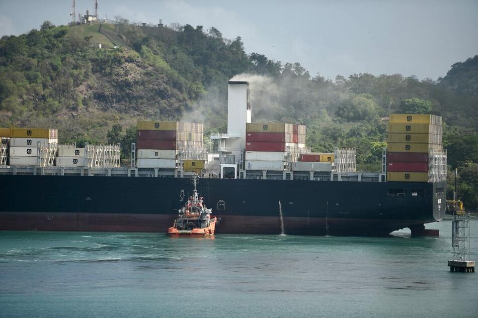 Incendio en un buque que transitaba por aguas del Canal de Panamá
