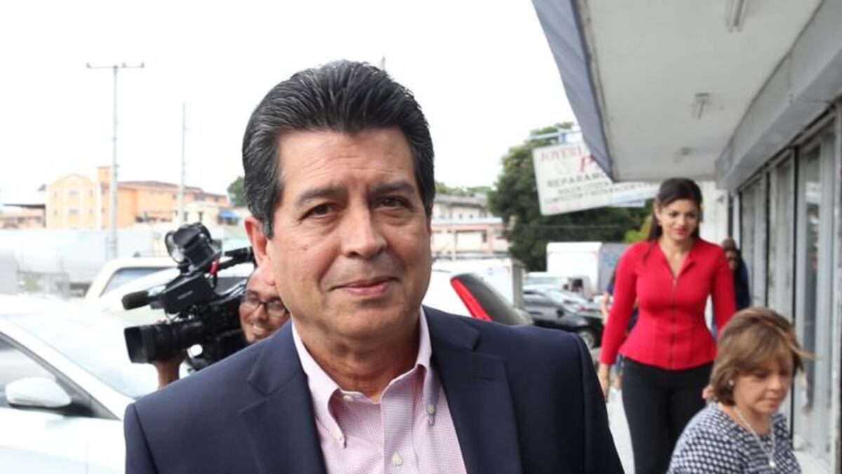 Aurelio Barría en lista de pinchados; Doens se querella contra Martinelli