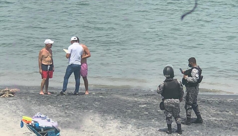 Multan al alcalde José Luis Fábrega cuando estaba en la playa por incumplir cuarentena