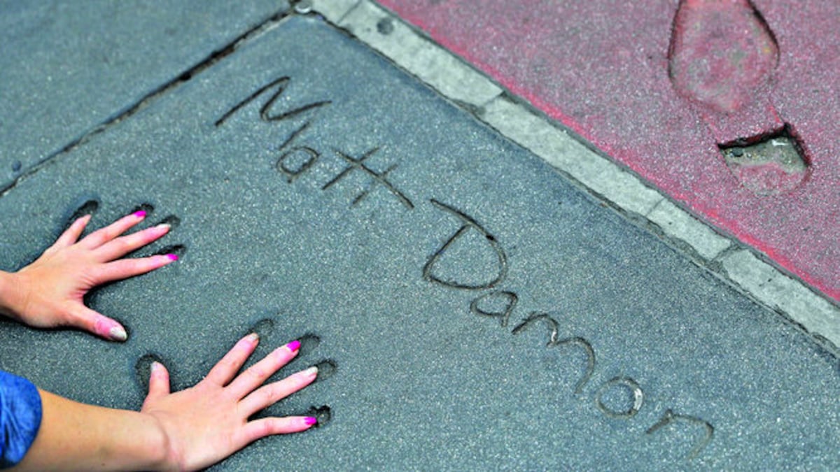 Una estela de actrices y actores de Hollywood ha estampado sus huellas en las placas frescas como parte de la tradición del Teatro Chino de Hollywood.