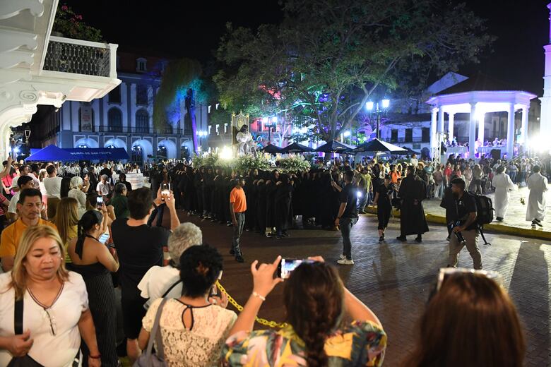 Oración y tradición: así fue el recorrido del Cristo Pobre en el Casco Antiguo