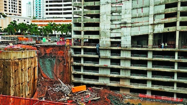 Se desploma muro de contención en obra en construcción