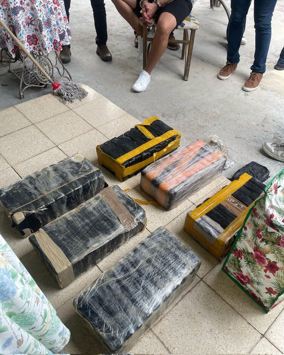 Aprehenden a un hombre con 62 paquetes de presuntas sustancias ilícitas en Campo Lindbergh