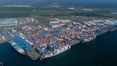 ¿Quiénes controlan los puertos que rodean el Canal de Panamá?