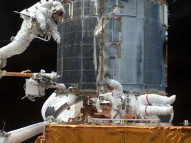 Astronautas tratan de revivir espectrógrafo del Hubble