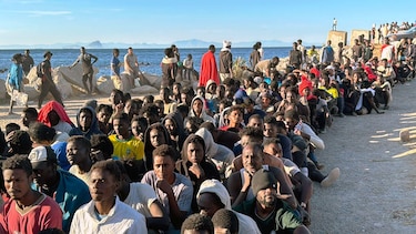 España impone controles fronterizos a Italia y se agudiza la tensión entre Sánchez y Meloni por la llegada de migrantes a Ceuta