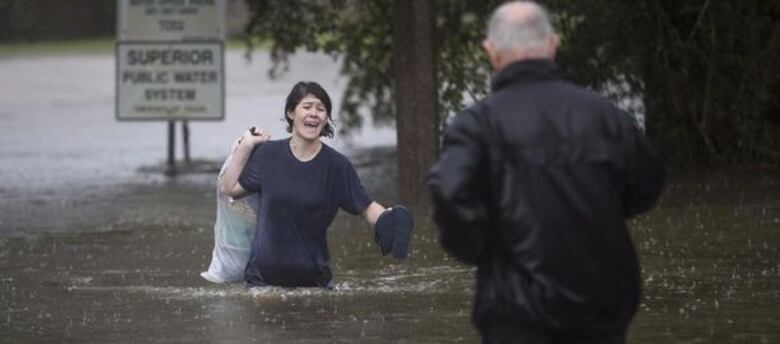 Inundaciones fuerzan el cierre del principal aeropuerto de Houston
