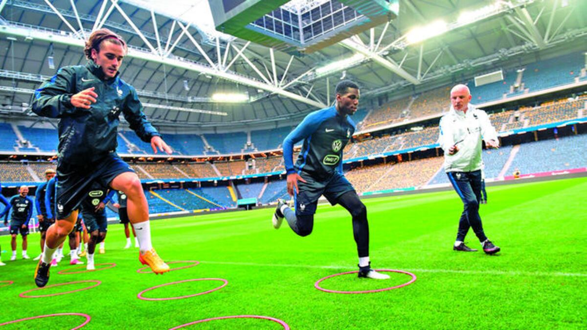Los jugadores franceses Antoine Griezmann (Izq.) y Paul Pogba corren durante el entrenamiento.