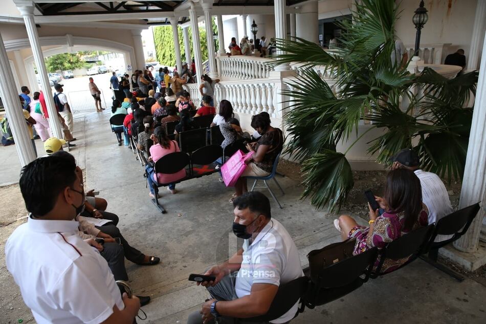 Asegurados acuden al hospital Susana Jones Cano para citas de Radiología y salen con las manos vacías
