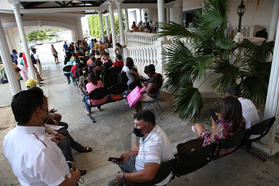 Asegurados acuden al hospital Susana Jones Cano para citas de Radiología y salen con las manos vacías