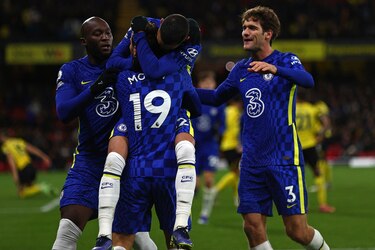 Chelsea, City y Liverpool ganan para mantener su batalla por el título
