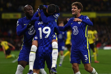 Chelsea, City y Liverpool ganan para mantener su batalla por el título