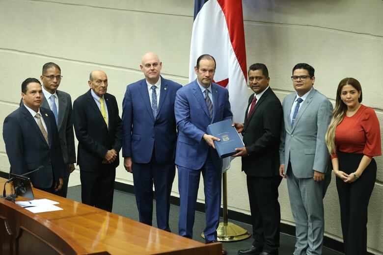 Canciller Martínez Acha evita hablar sobre el caso del expresidente asilado en la Embajada de Nicaragua