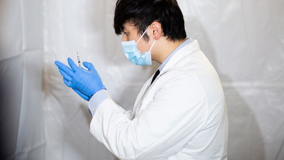 Pfizer asegura que podrá limitar retrasos en entrega de vacunas a una semana