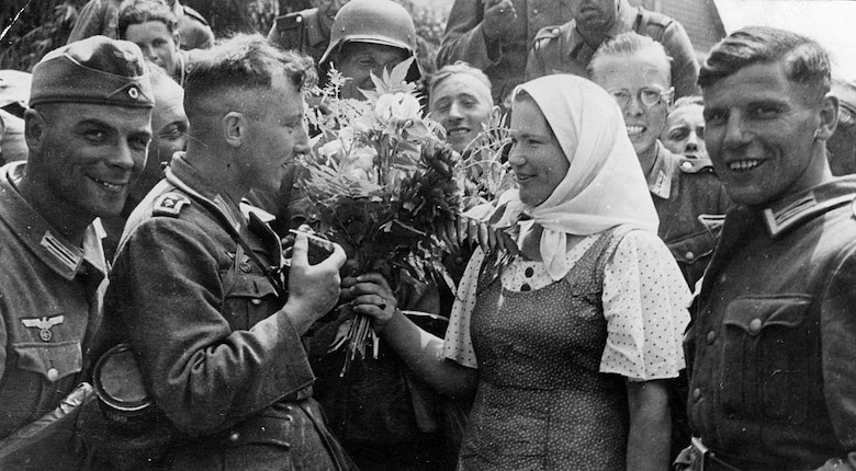 El niño que pasó 2 años escondido en un bosque para escapar de los nazis