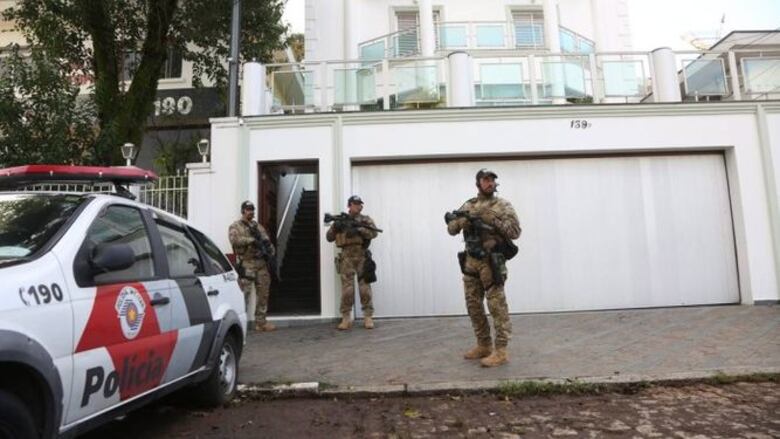 Policía brasileña allana casa de Lula da Silva y lo lleva a declarar por fraude Petrobras