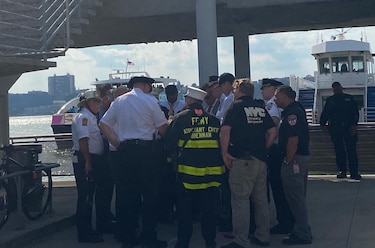 Dos muertos y tres heridos graves al volcar un barco en un río de Nueva York