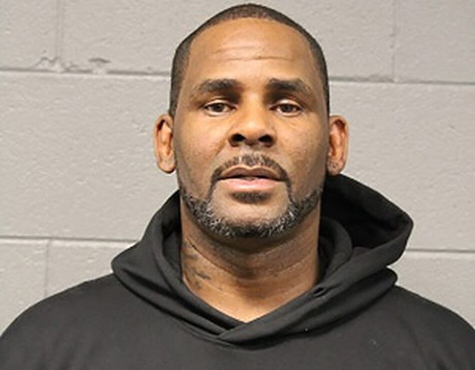 Fijan fianza de un millón de dólares a cantante R. Kelly acusado de abuso sexual