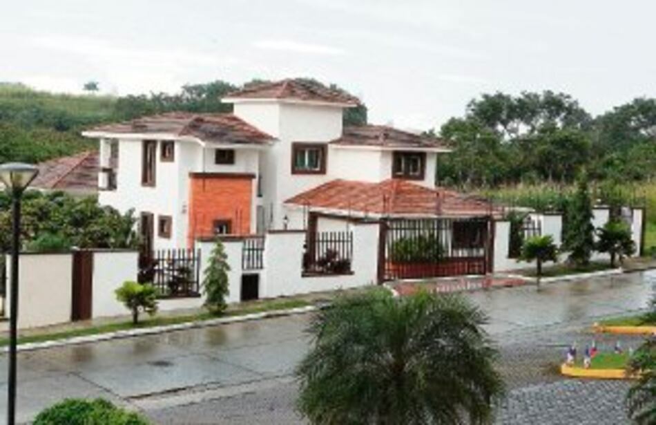 Caen tres fincas de Guillermo Ferrufino