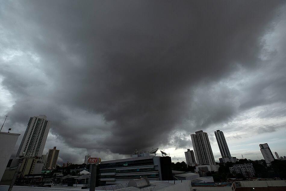 Emiten aviso de vigilancia por la incursión de la onda tropical #9 de la temporada