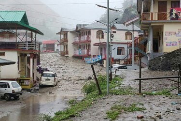 Cuatro muertos y 100 desaparecidos tras repentina riada en el Himalaya indio