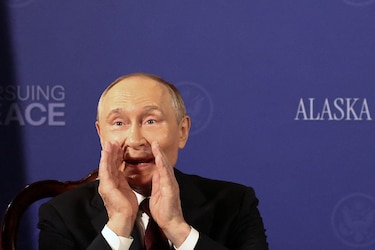 “Fue un espectáculo muy desagradable”: las duras críticas en Ucrania a la cálida bienvenida que le dio Trump a Putin en Alaska