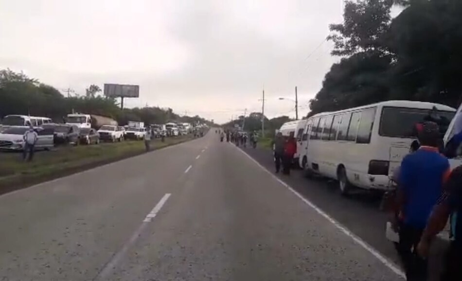 Transportistas paralizan el servicio en varias regiones del país; protestas causan caos vehicular