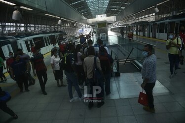 Exhortan al uso de las pantallas faciales en el transporte público 