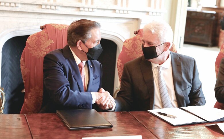 Cortizo acuerda estudio para gasoducto de GLP