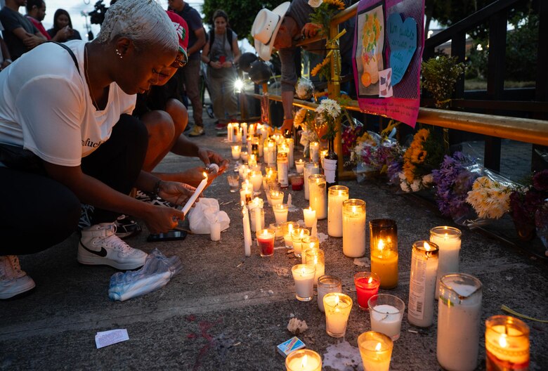 Decenas de personas honran a las víctimas del derrumbe en una discoteca en Santo Domingo