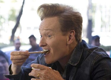 Conan O'Brien sufre con salsa picante en México