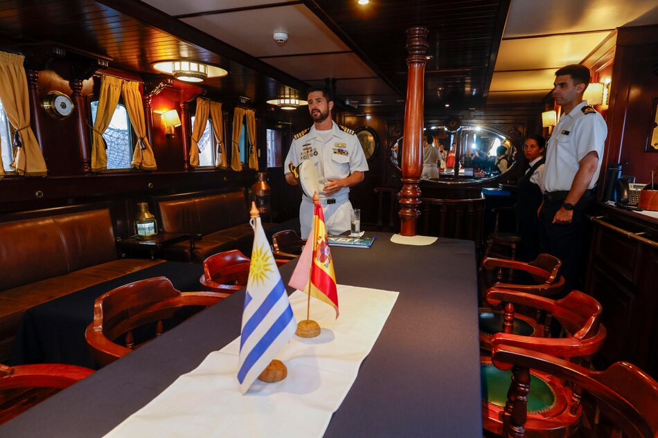 El velero escuela Capitán Miranda del Uruguay llega a la isla española de Gran Canaria