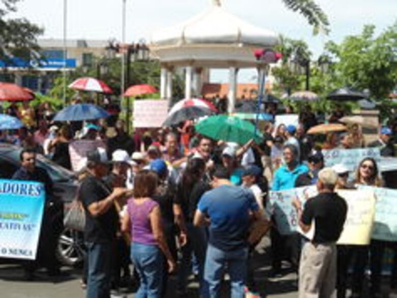 Docentes herreranos marcharon para pedir la remoción de director regional encargado