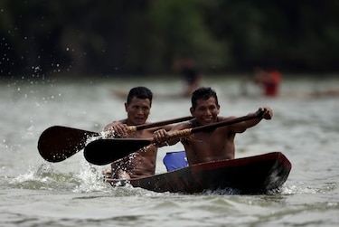 Los indígenas buscan su medalla en la canoa rústica y la natación