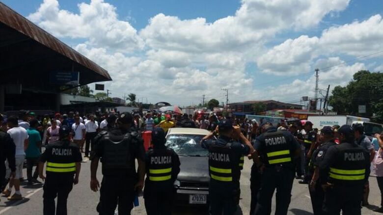 Cubanos protestan en Paso Canoas; atropellan a tres durante la marcha
