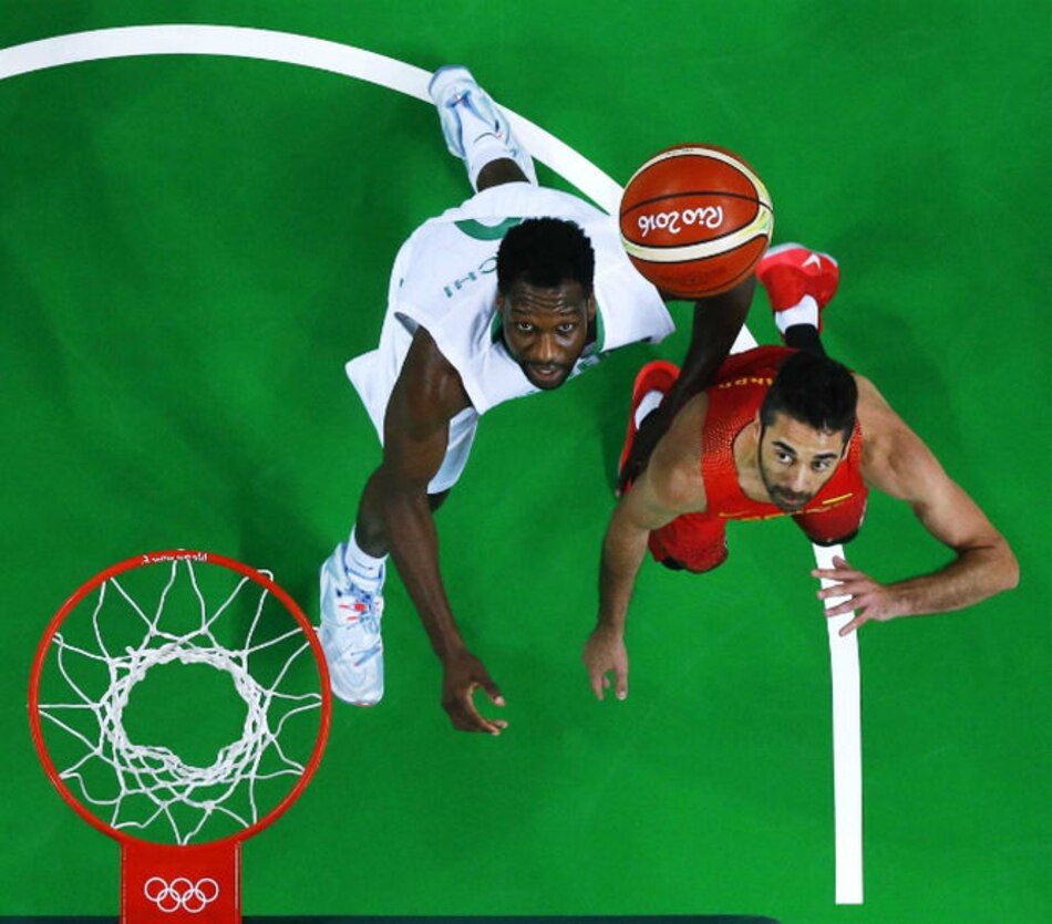 España sufre pero logra su primer triunfo en básquetbol