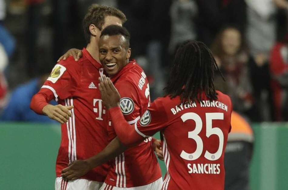 Bayern Múnich vence 3-1 a Augsburgo y pasa a octavos de final