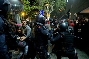Caos, fuego y cargas policiales en las protestas de Barcelona