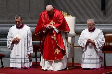 El papa Francisco preside en silencio una Pasión de Cristo con evocación de los males modernos