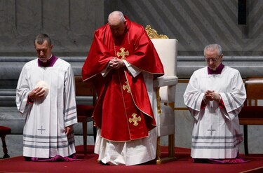 El papa Francisco preside en silencio una Pasión de Cristo con evocación de los males modernos