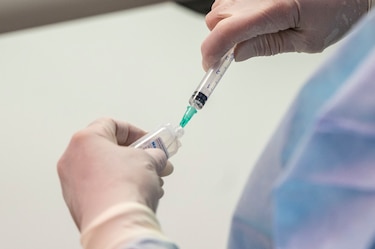 Mezcla de vacunas de AstraZeneca y Pfizer crea una fuerte respuesta inmune, según un estudio publicado en ‘The Lancet’