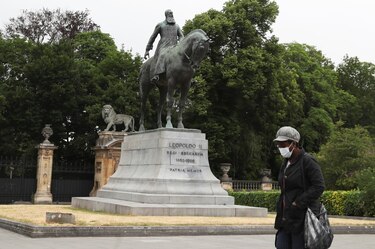Amberes retira estatua de polémico rey belga tras protestas antirracistas