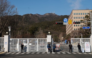 Los investigadores ingresan a la residencia del presidente Yoon para ejecutar la orden de detención