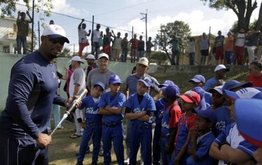 Griffey y Larkin sorprenden con su visita a Cuba