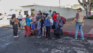 Un aumento de migrantes en Estados Unidos podría frenar la inflación, según informe