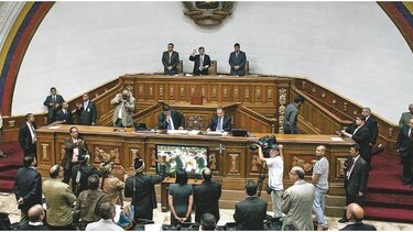 Congreso de Venezuela sesiona entre presiones judiciales
